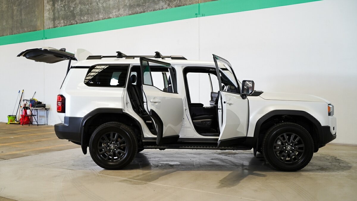 Toyota Landcruiser Prado image 4