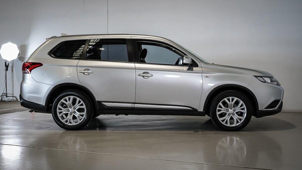 Mitsubishi Outlander image 3