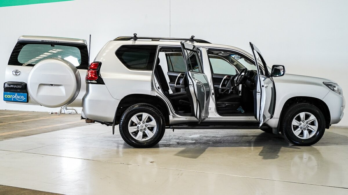 Toyota Landcruiser Prado image 4