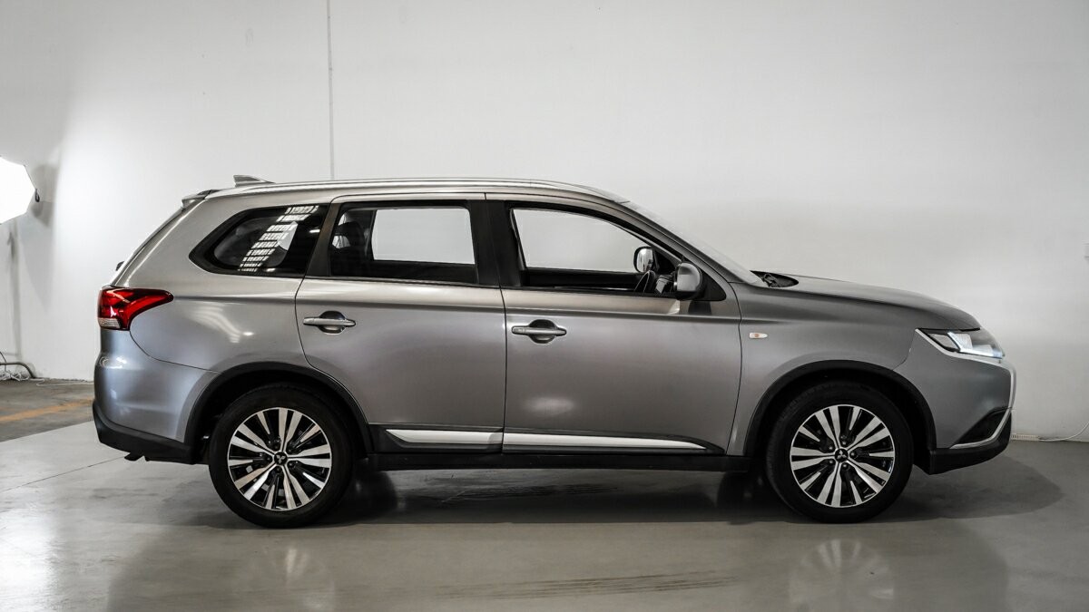 Mitsubishi Outlander image 3