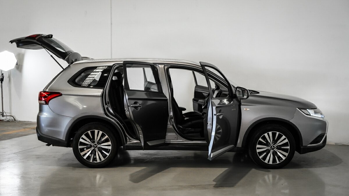 Mitsubishi Outlander image 4