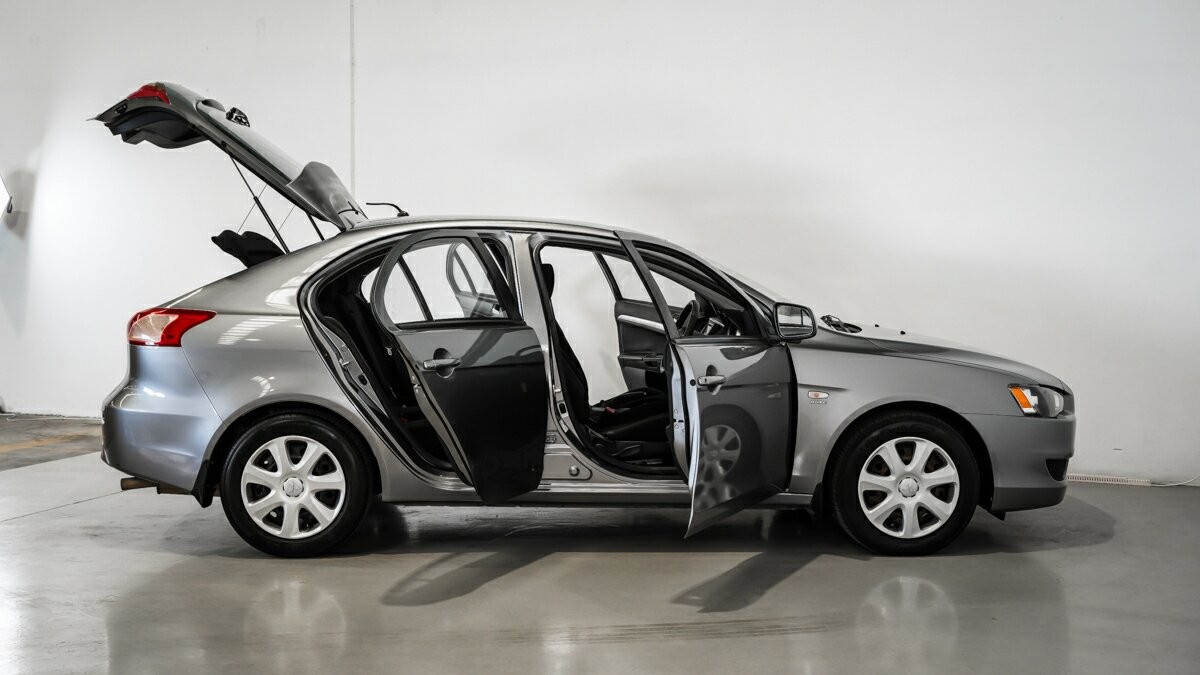 Mitsubishi Lancer image 3