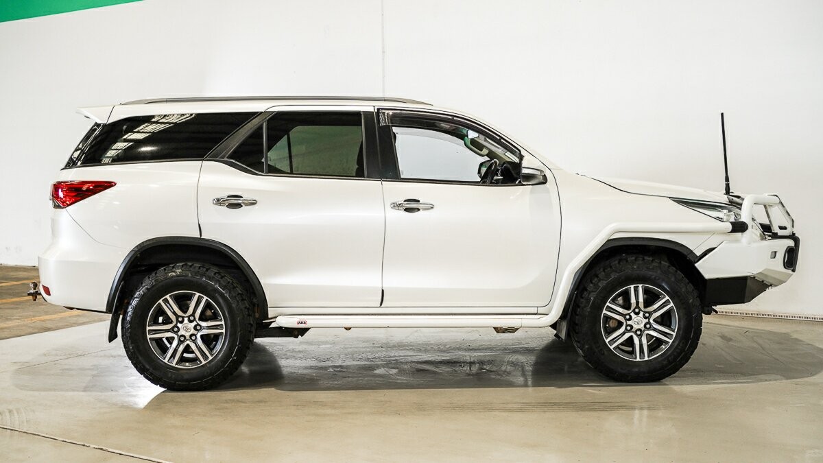 Toyota Fortuner image 3