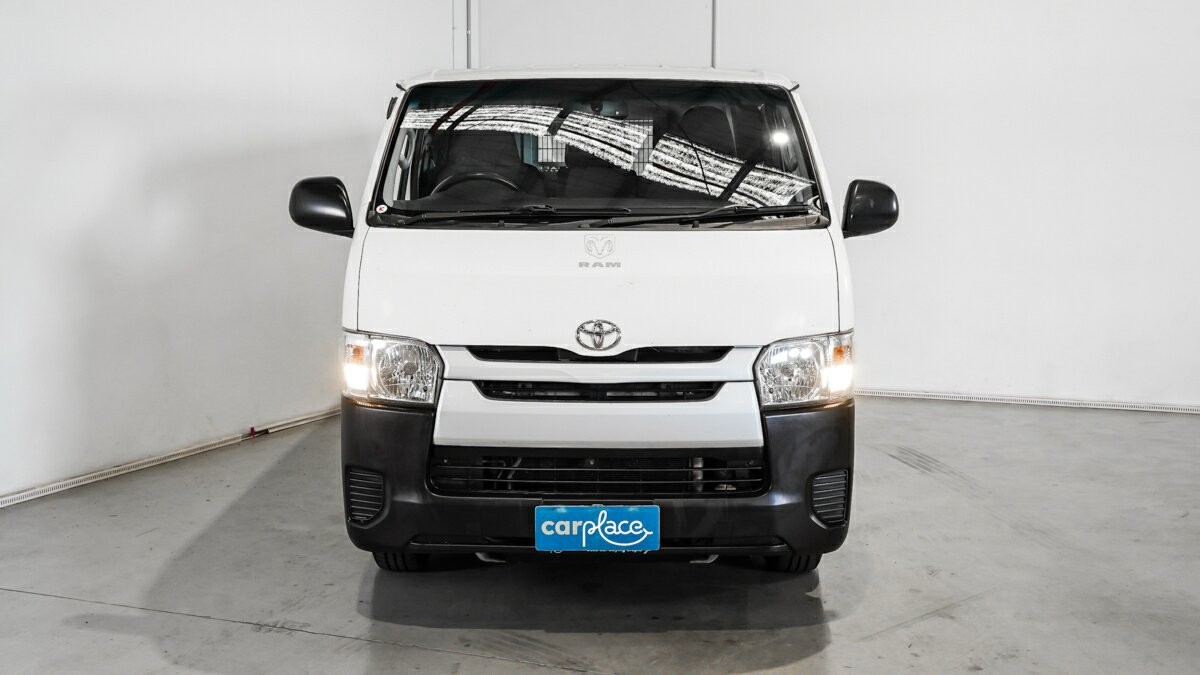 Toyota Hiace image 2