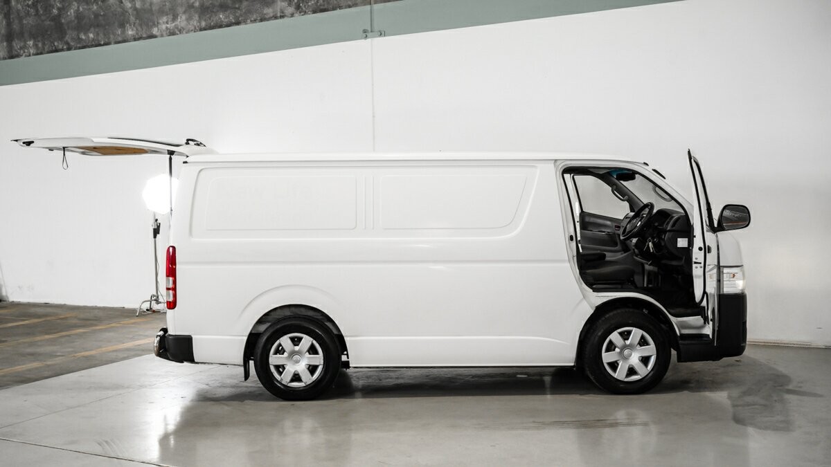 Toyota Hiace image 4