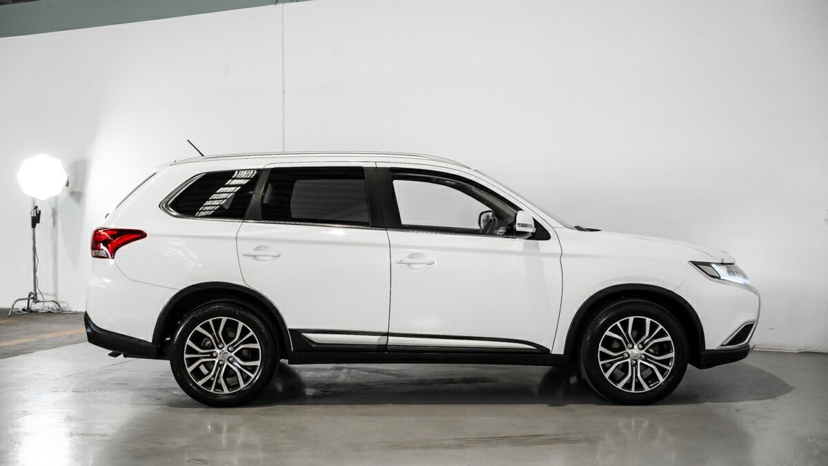 Mitsubishi Outlander image 3