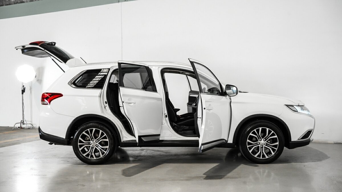 Mitsubishi Outlander image 4