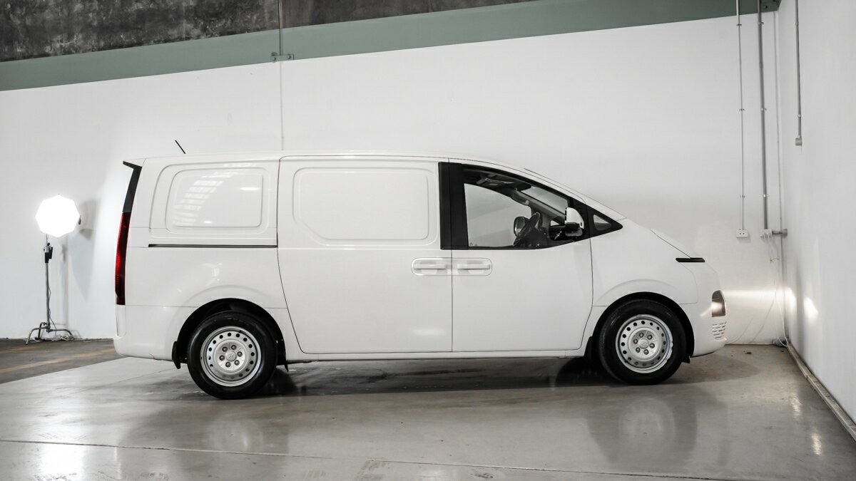 Hyundai Staria Load image 3