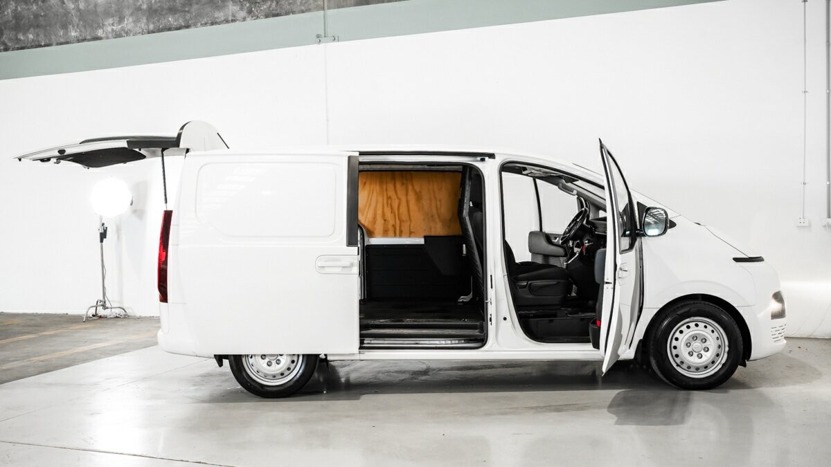 Hyundai Staria Load image 4