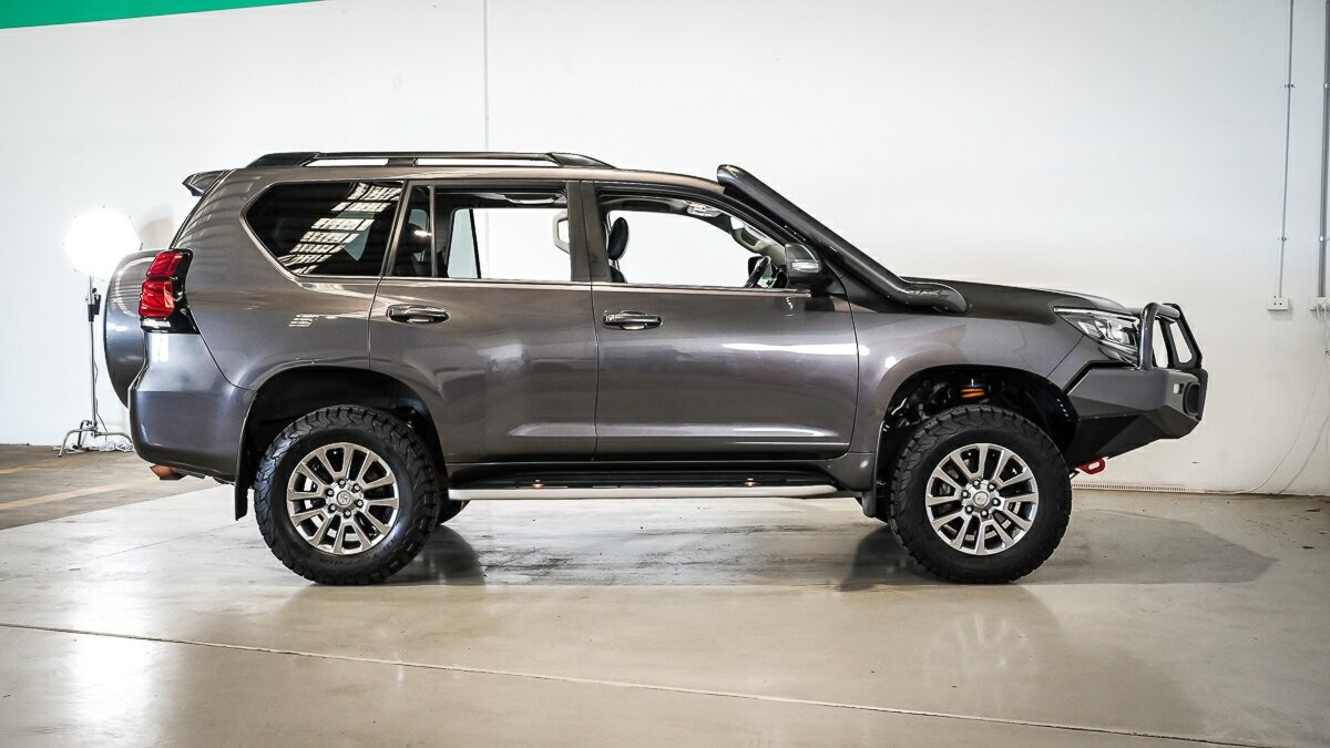 Toyota Landcruiser Prado image 3