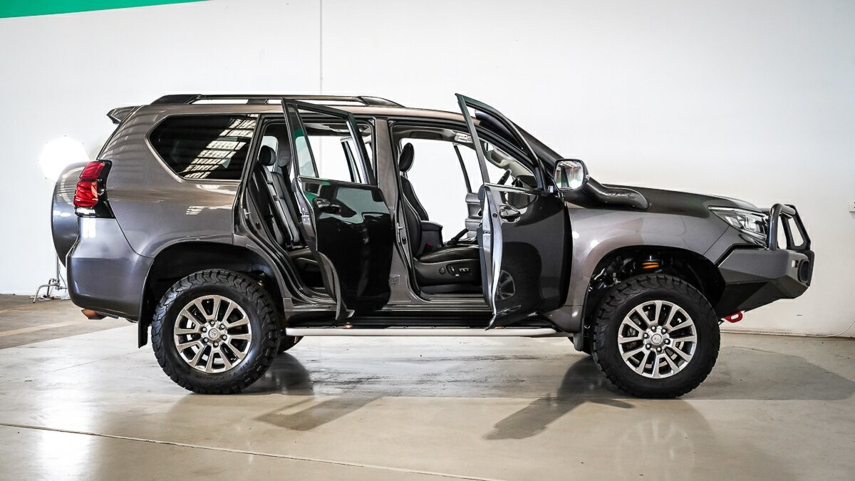 Toyota Landcruiser Prado image 4