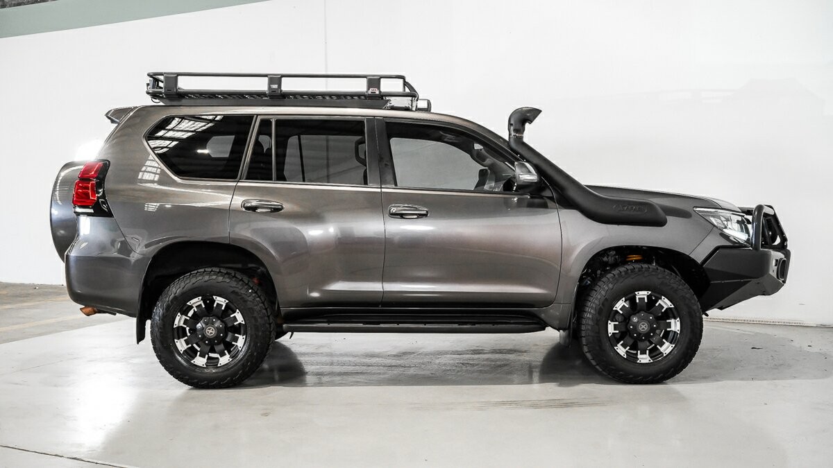 Toyota Landcruiser Prado image 3