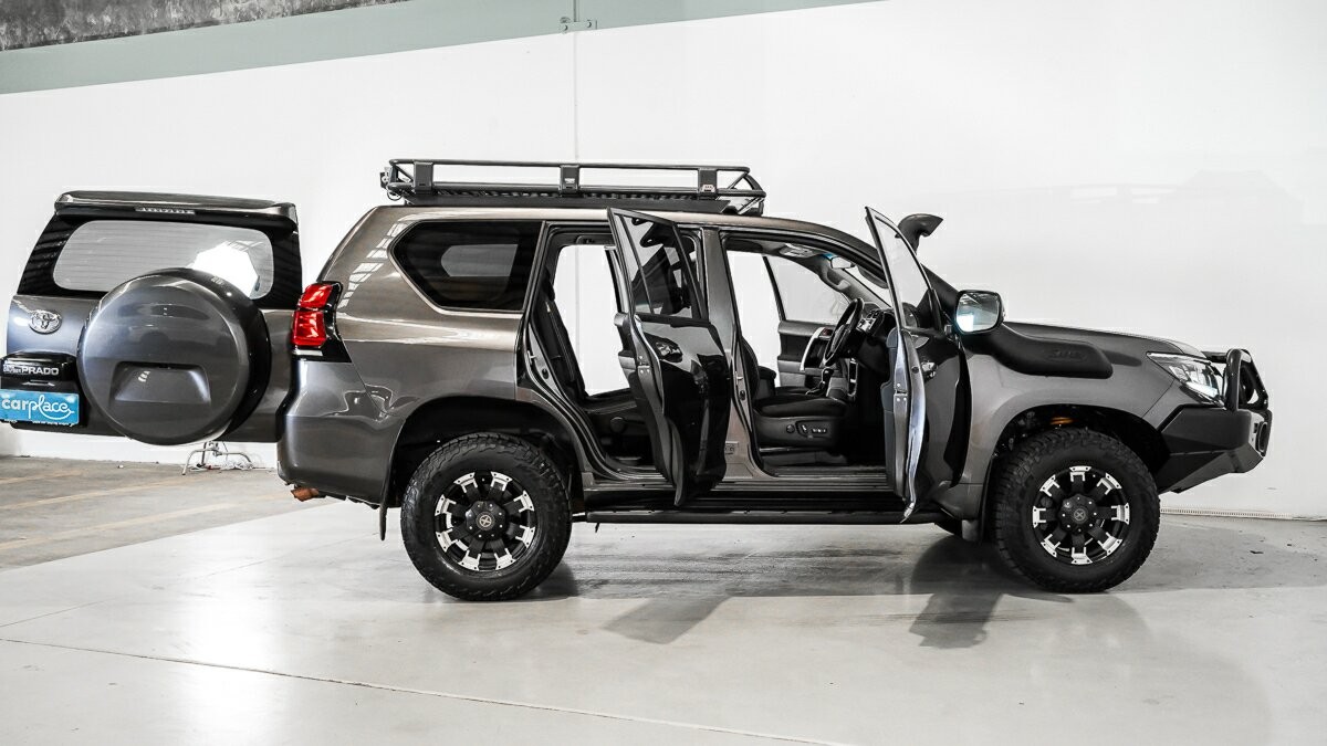 Toyota Landcruiser Prado image 4