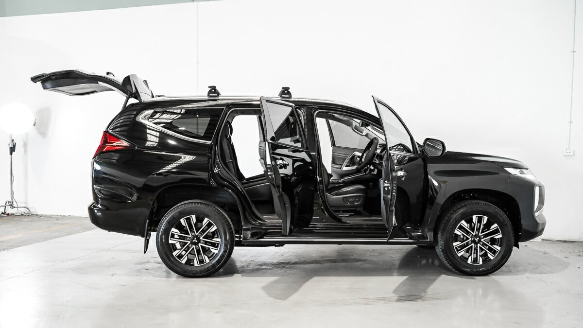 Mitsubishi Pajero Sport image 4