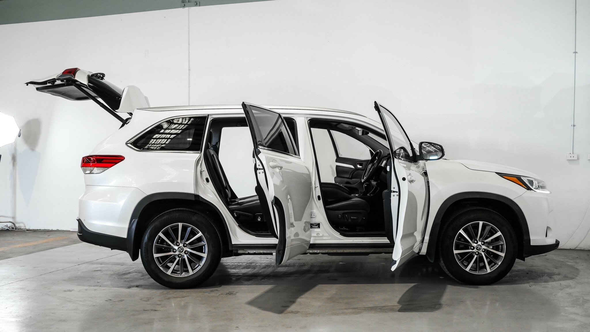 Toyota Kluger image 4