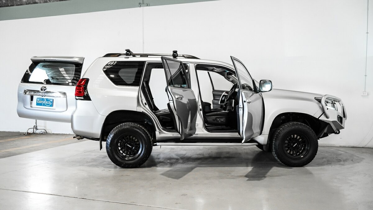 Toyota Landcruiser Prado image 4