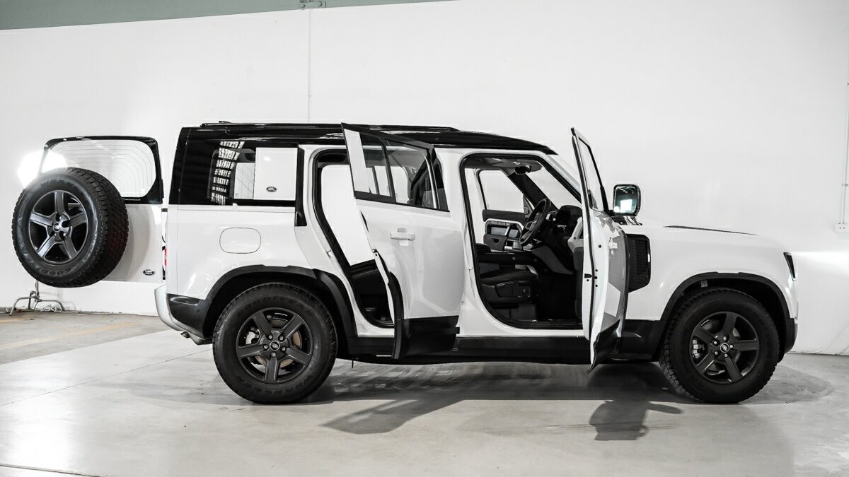 Land Rover Defender image 4