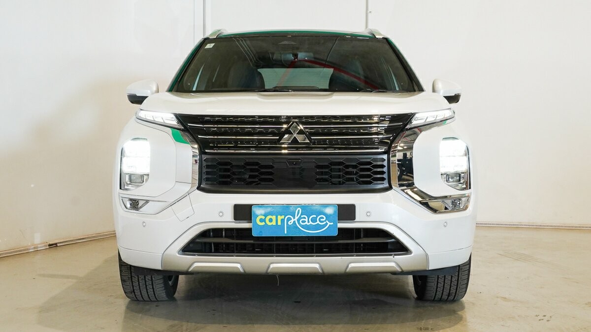 Mitsubishi Outlander image 2