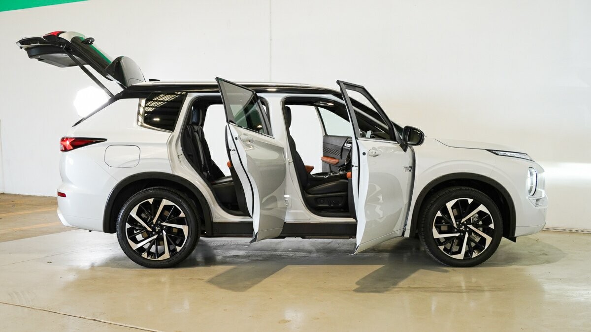 Mitsubishi Outlander image 4