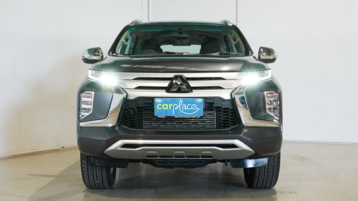 Mitsubishi Pajero Sport image 2