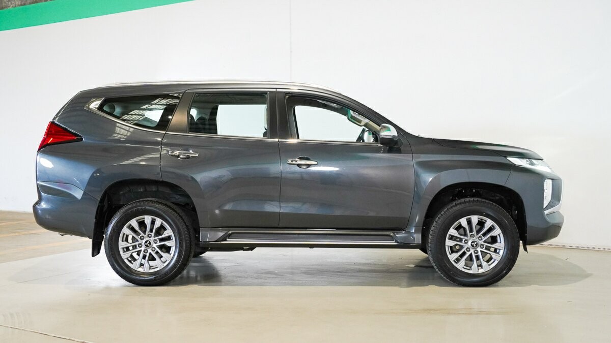 Mitsubishi Pajero Sport image 3