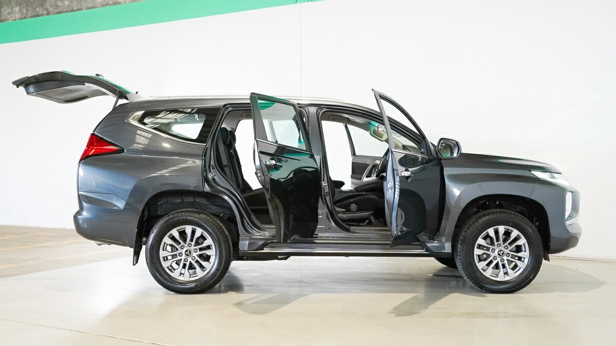 Mitsubishi Pajero Sport image 4