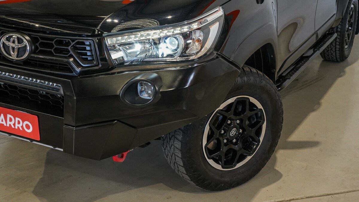 Toyota Hilux image 2