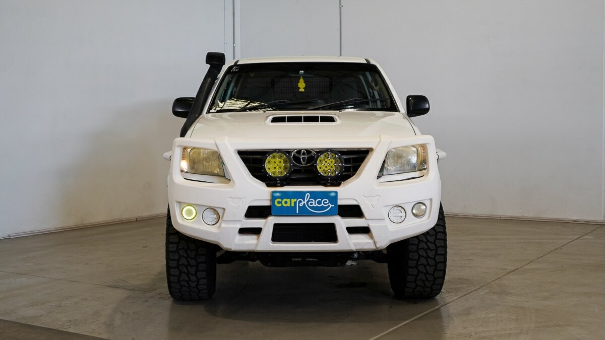 Toyota Hilux image 2