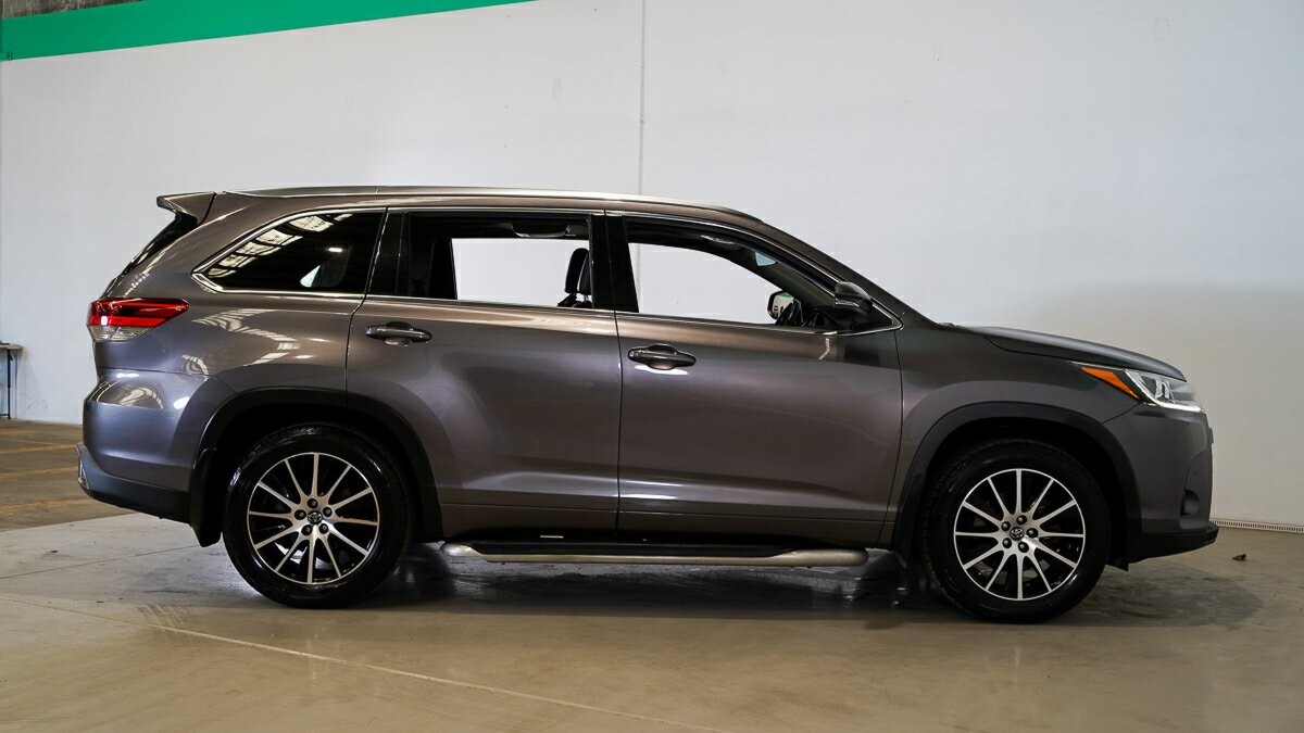 Toyota Kluger image 3