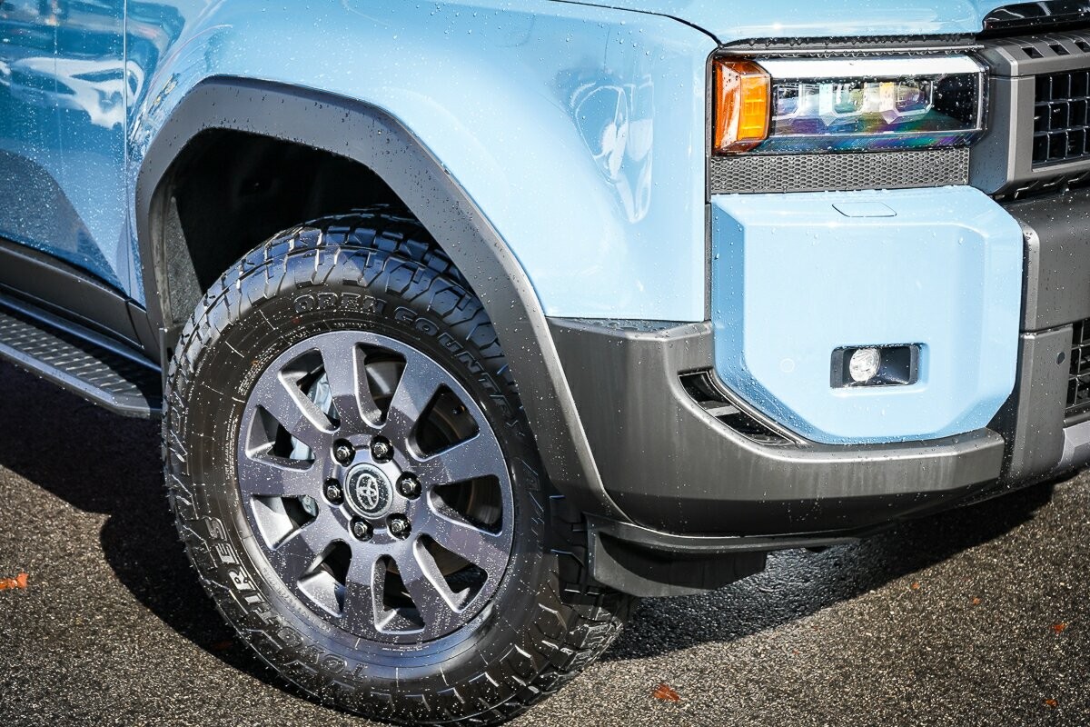 Toyota Landcruiser Prado image 2