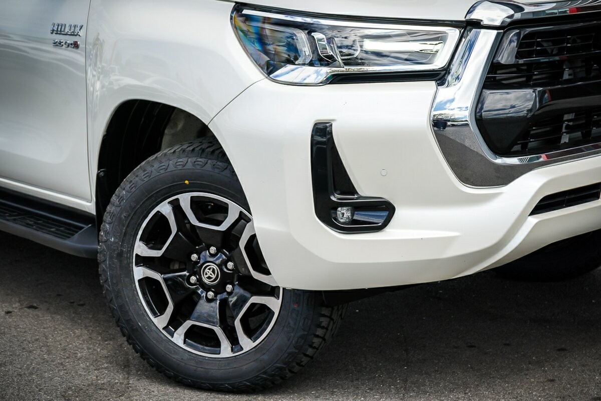 Toyota Hilux image 2