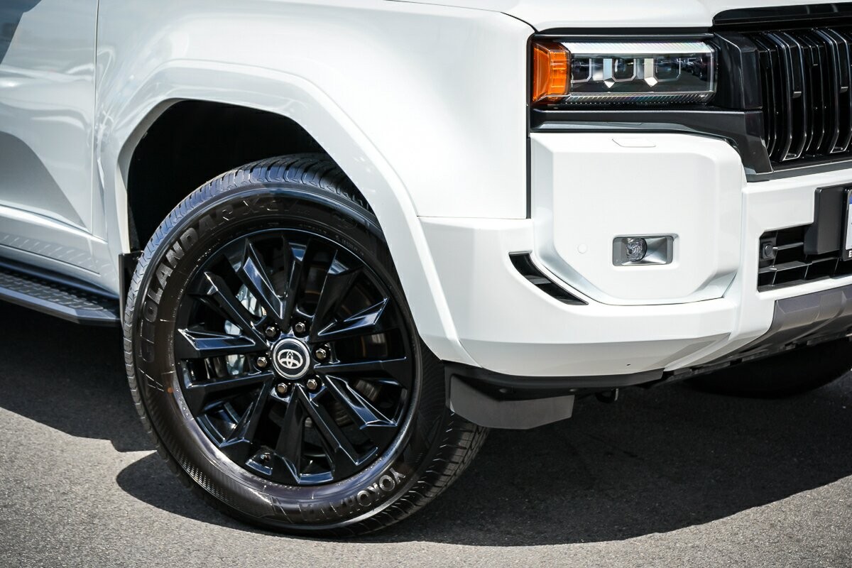 Toyota Landcruiser Prado image 2