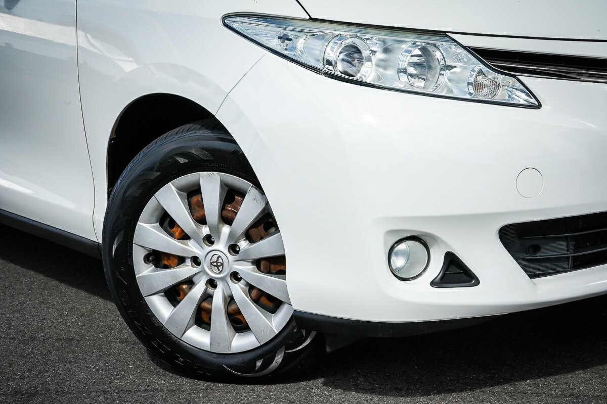 Toyota Tarago image 2