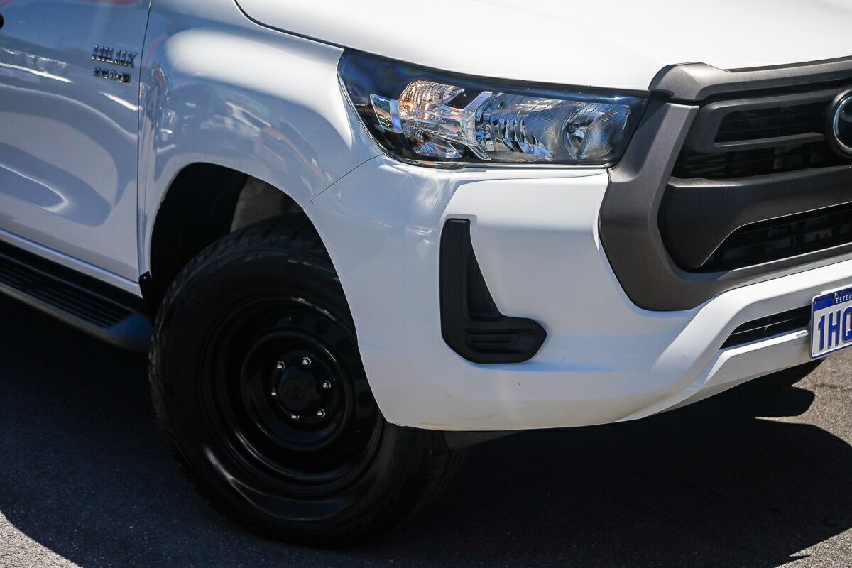 Toyota Hilux image 2