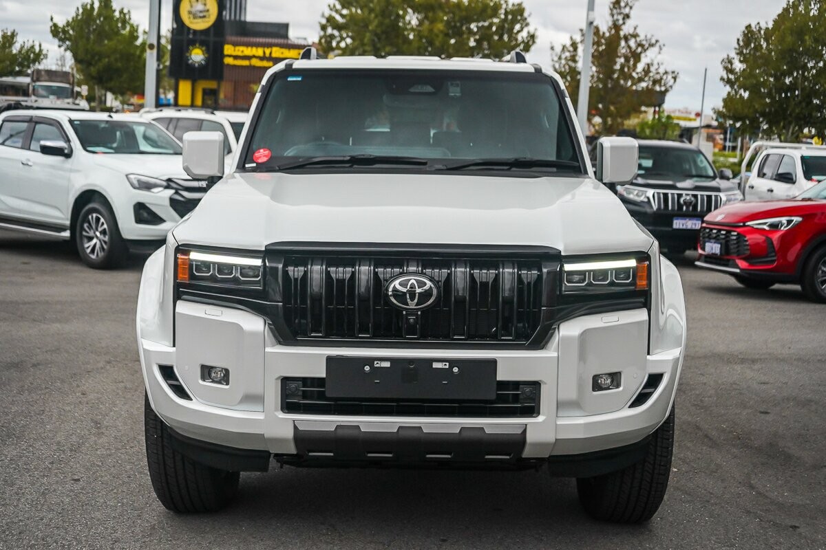 Toyota Landcruiser Prado image 3