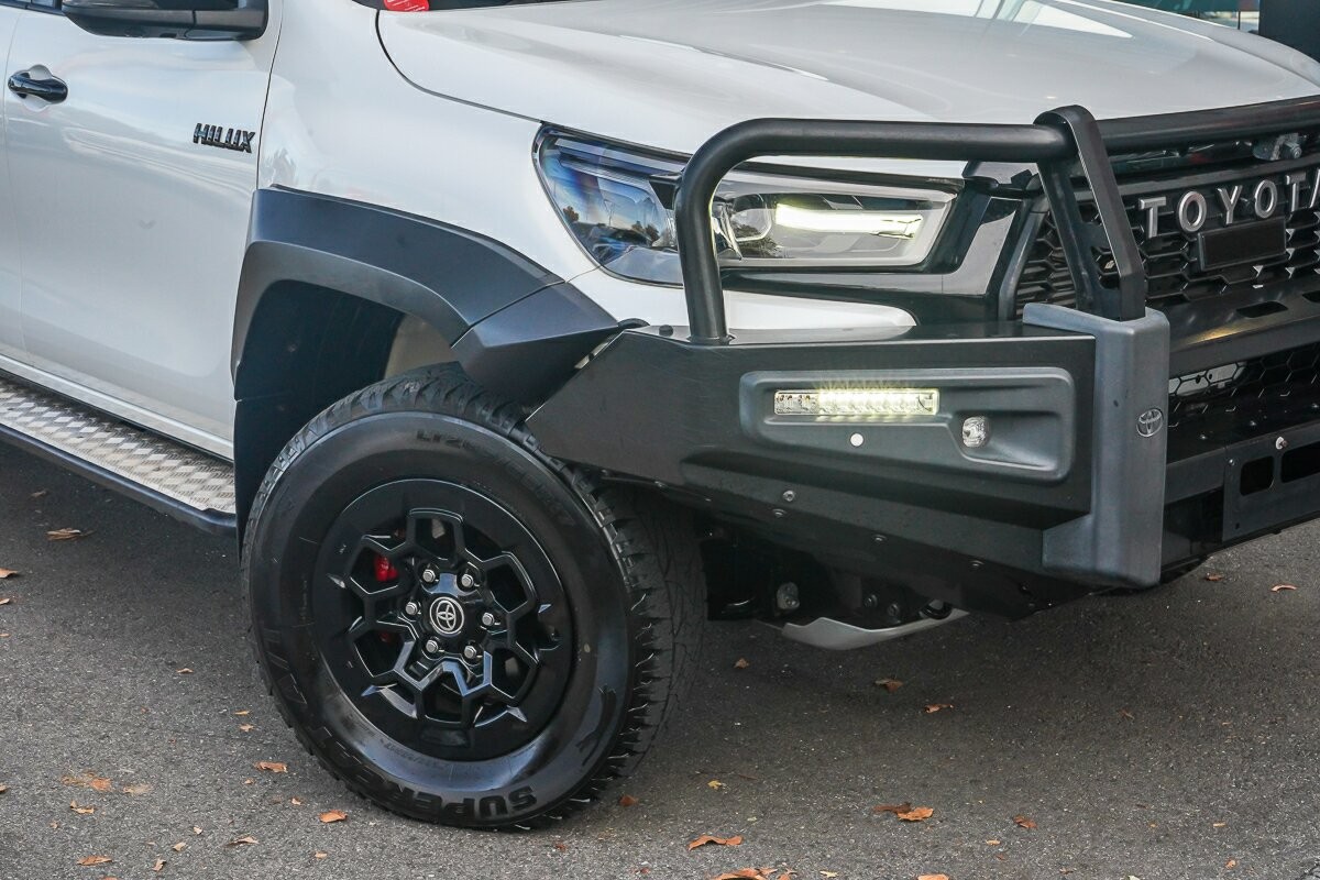 Toyota Hilux image 2