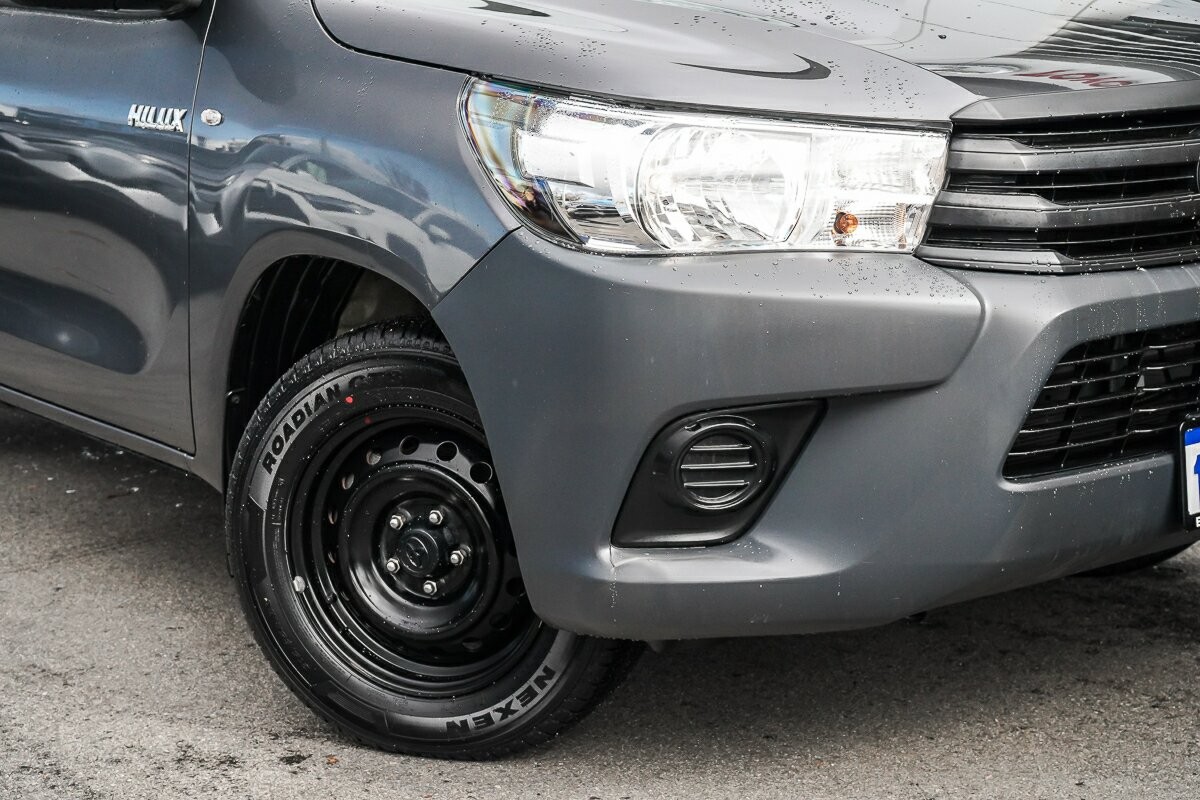 Toyota Hilux image 2