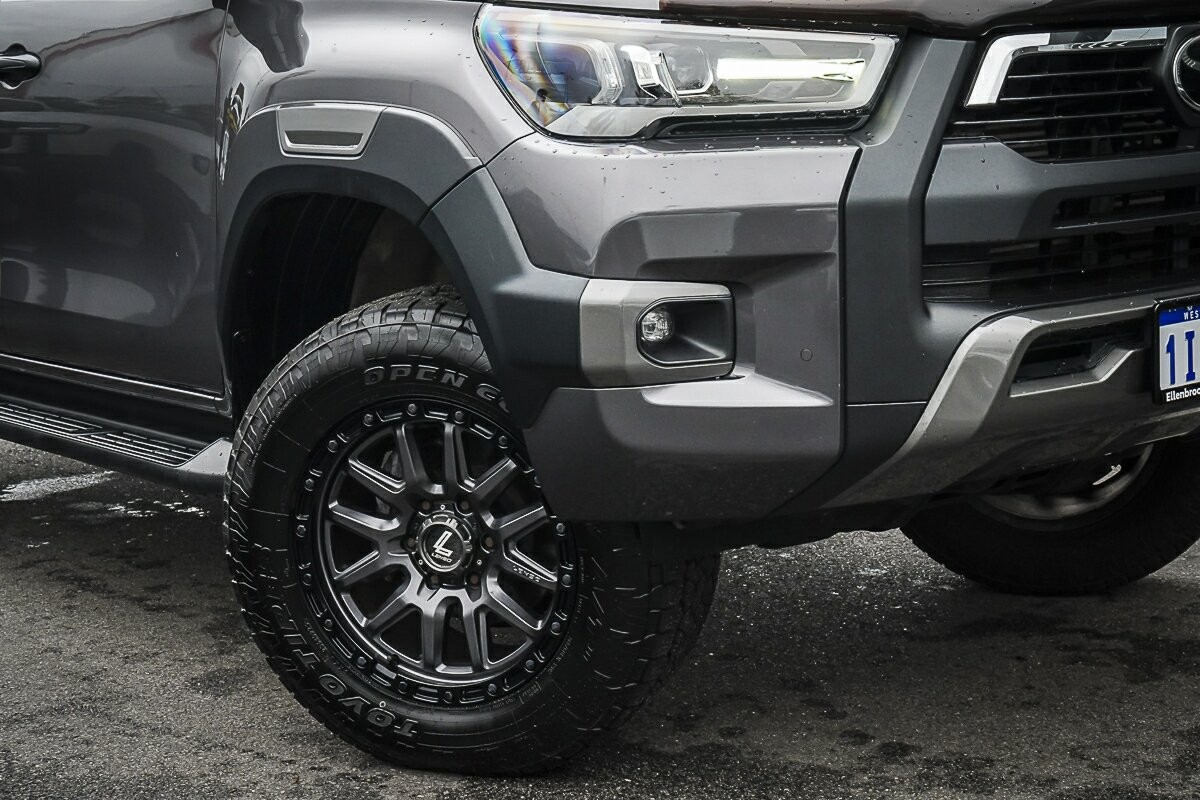 Toyota Hilux image 2