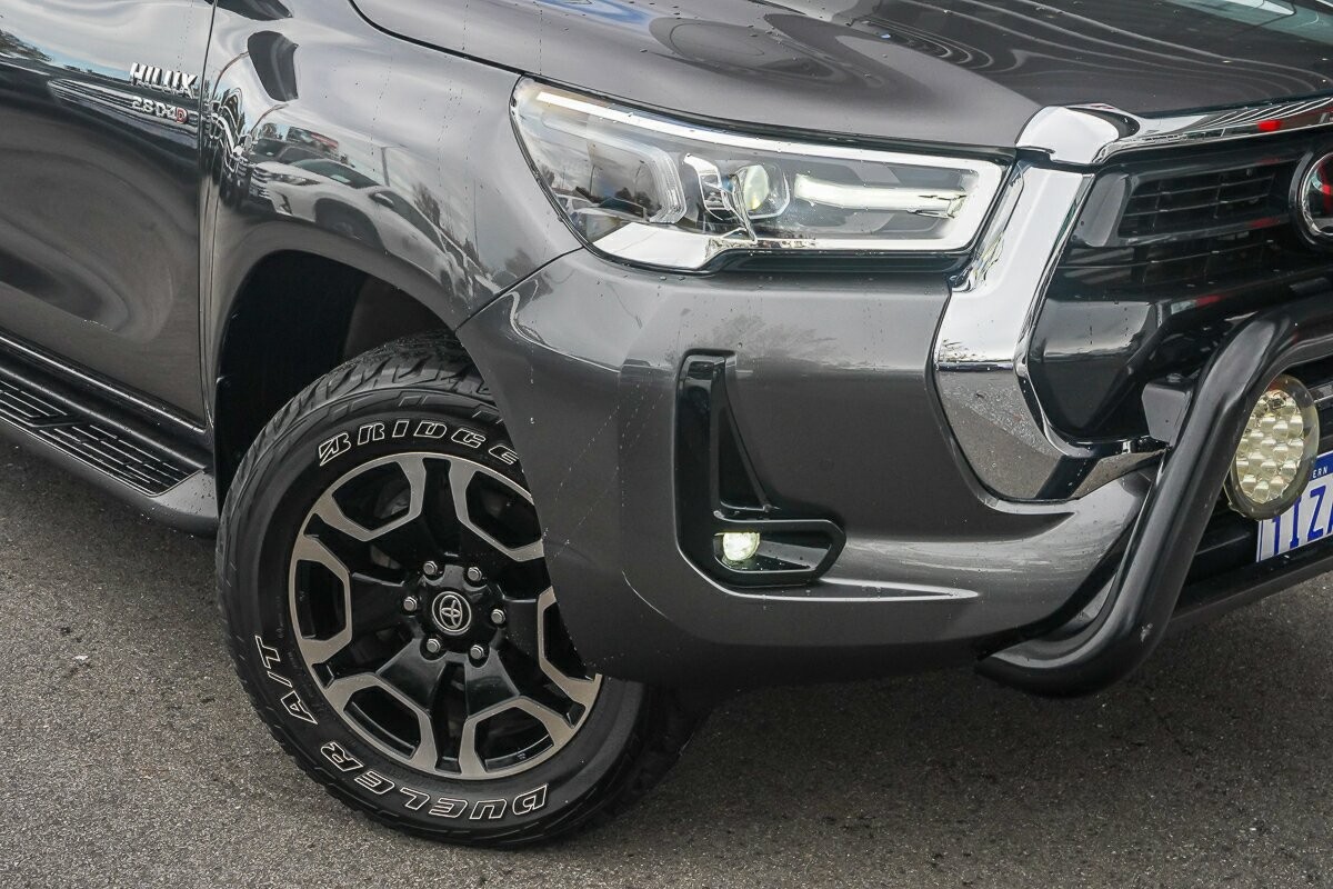 Toyota Hilux image 2