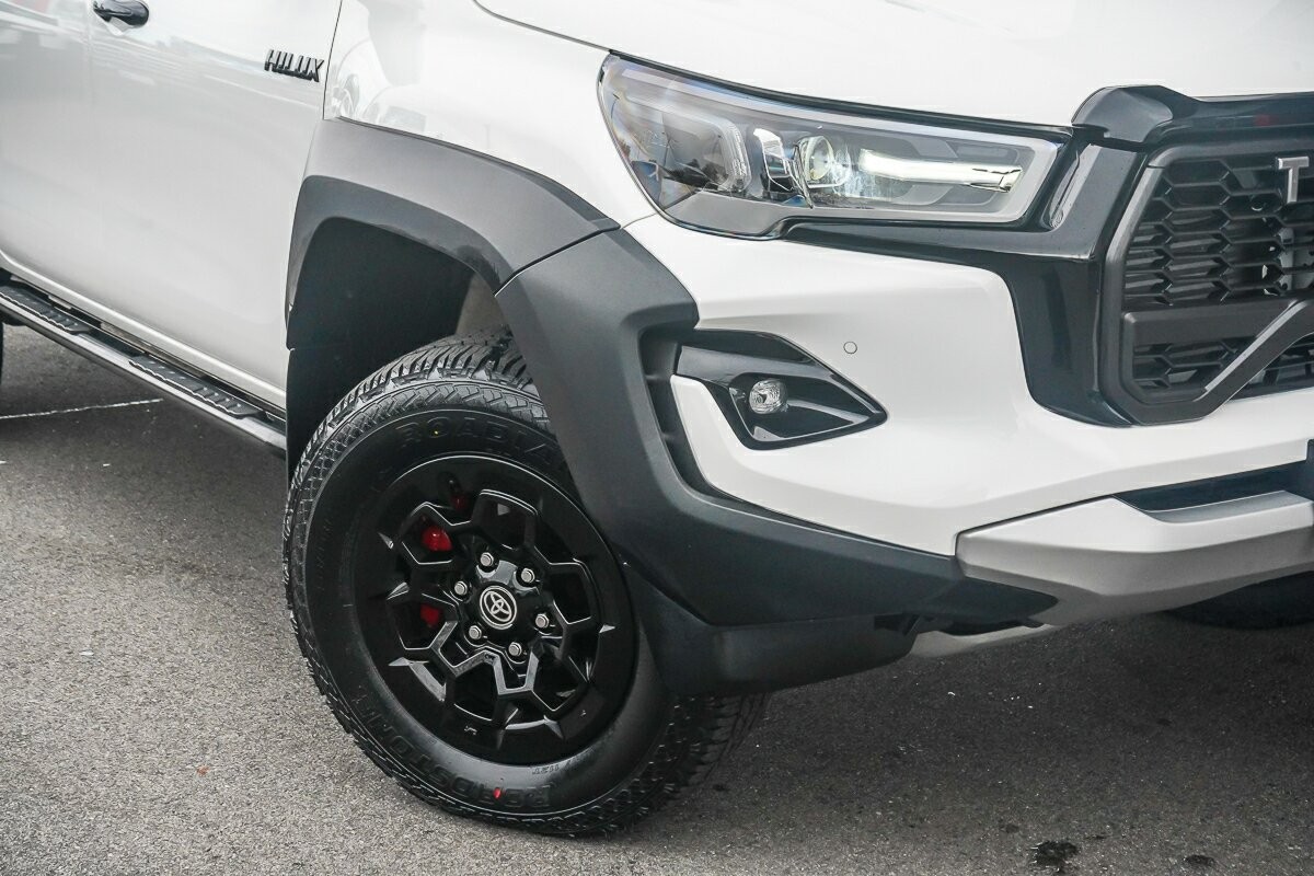 Toyota Hilux image 2