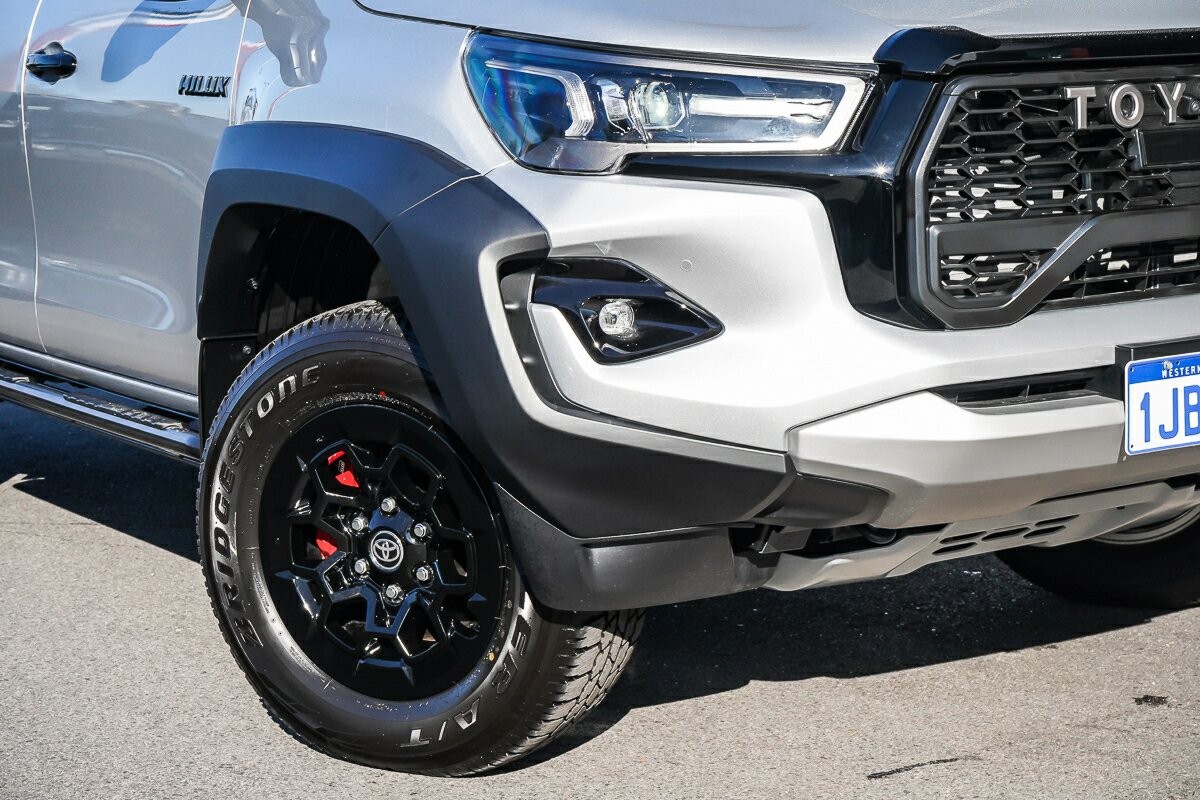 Toyota Hilux image 2