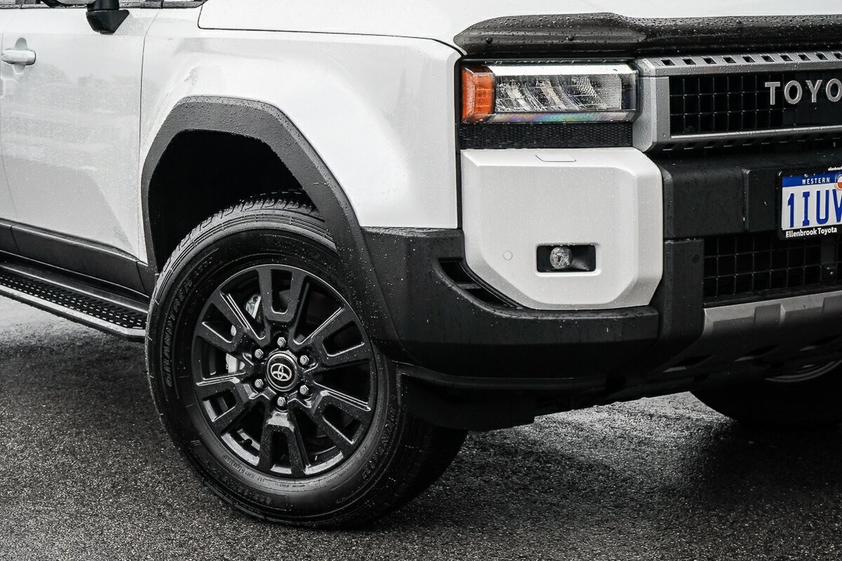 Toyota Landcruiser Prado image 2