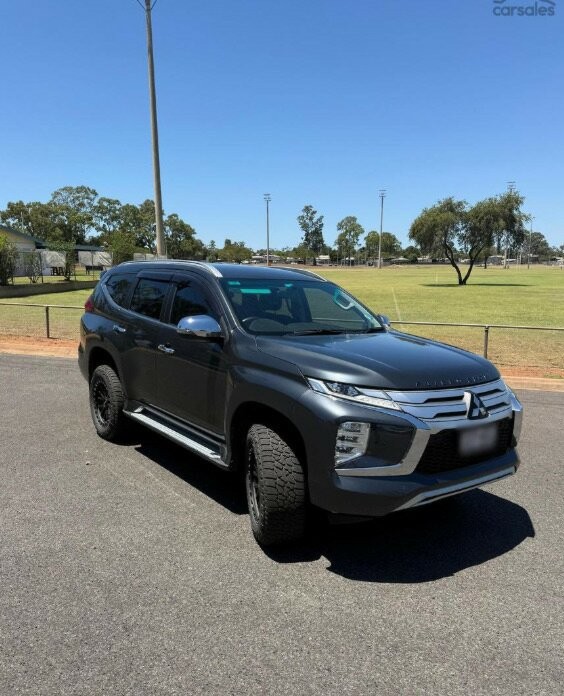 Mitsubishi Pajero Sport image 2