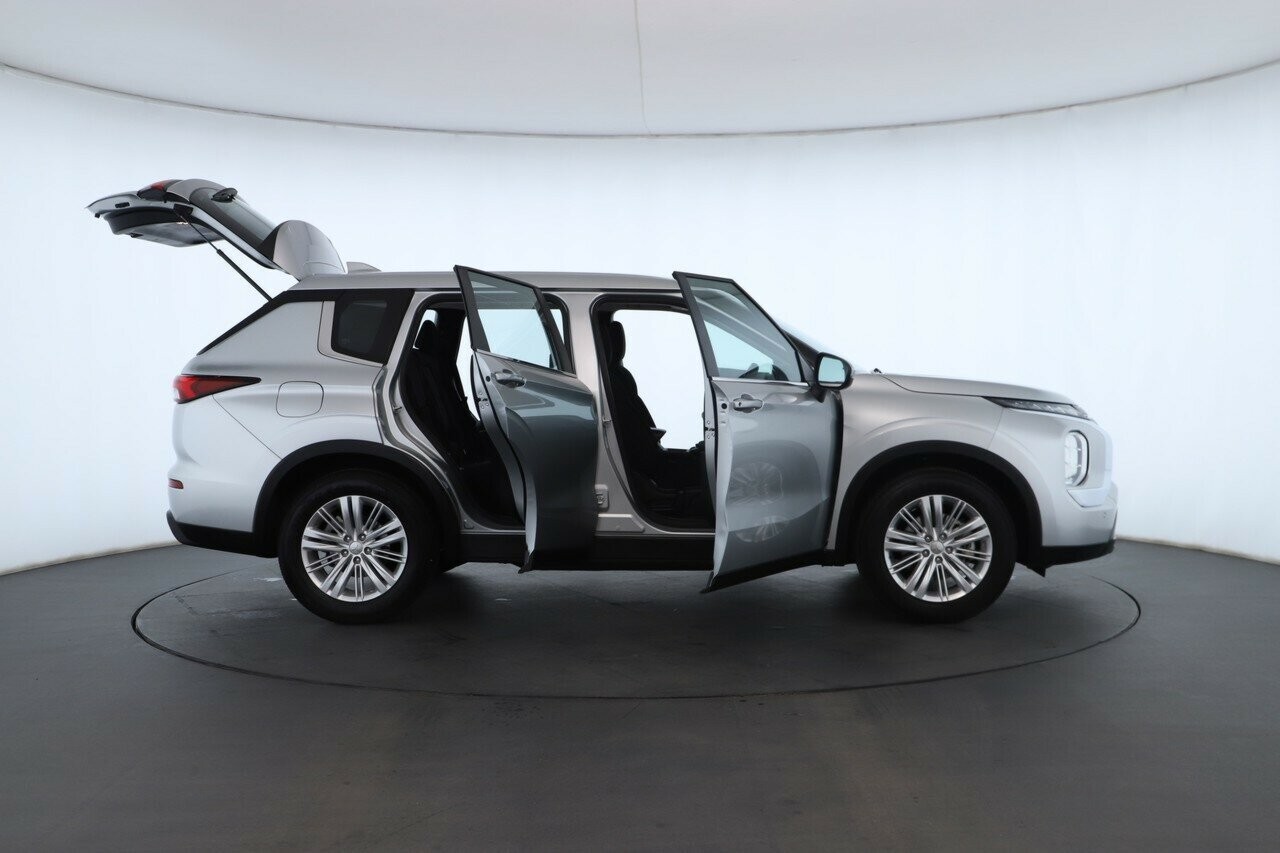 Mitsubishi Outlander image 2