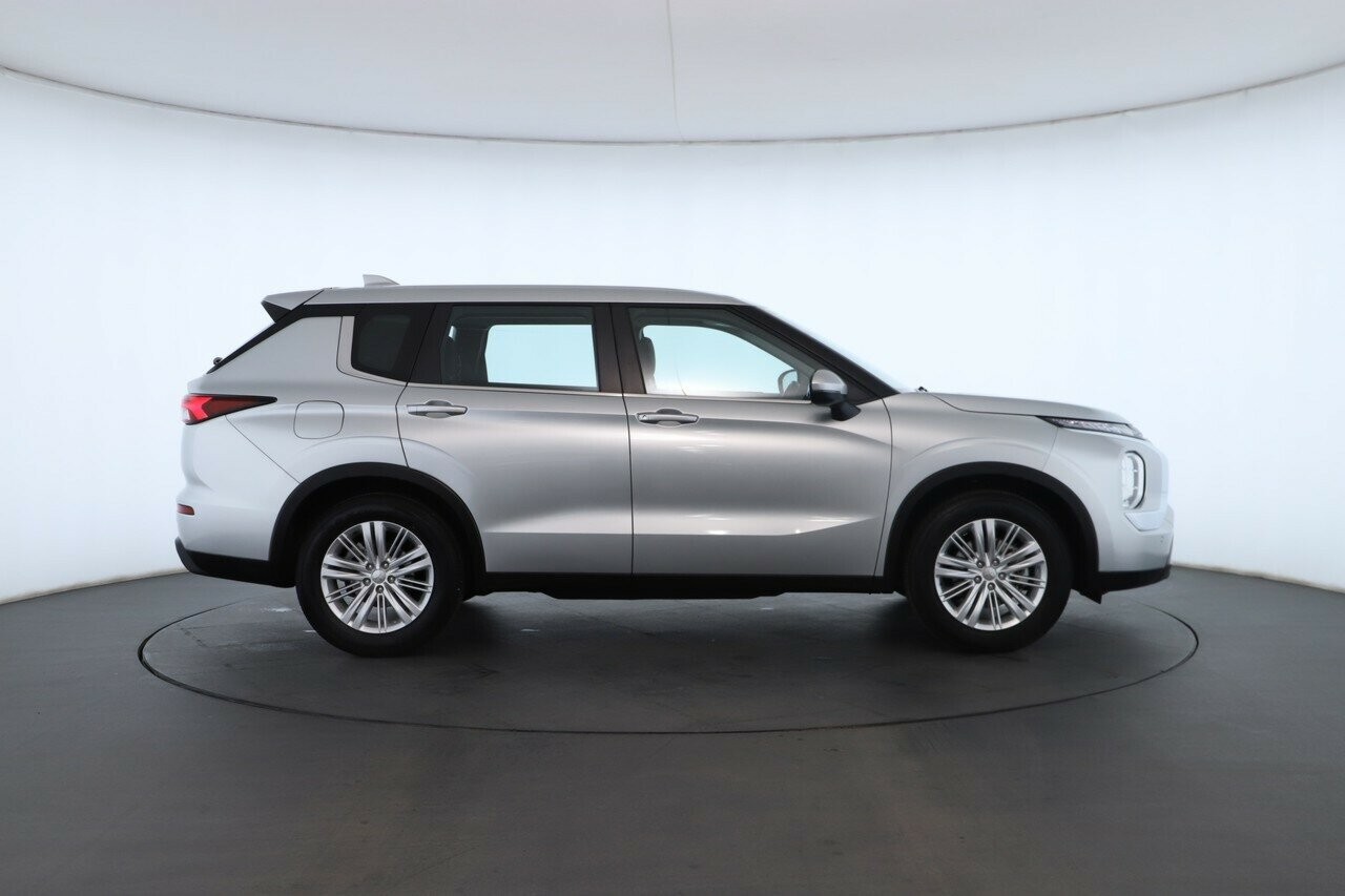 Mitsubishi Outlander image 3