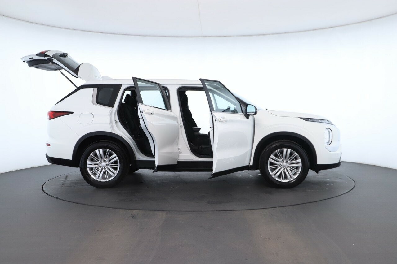 Mitsubishi Outlander image 2