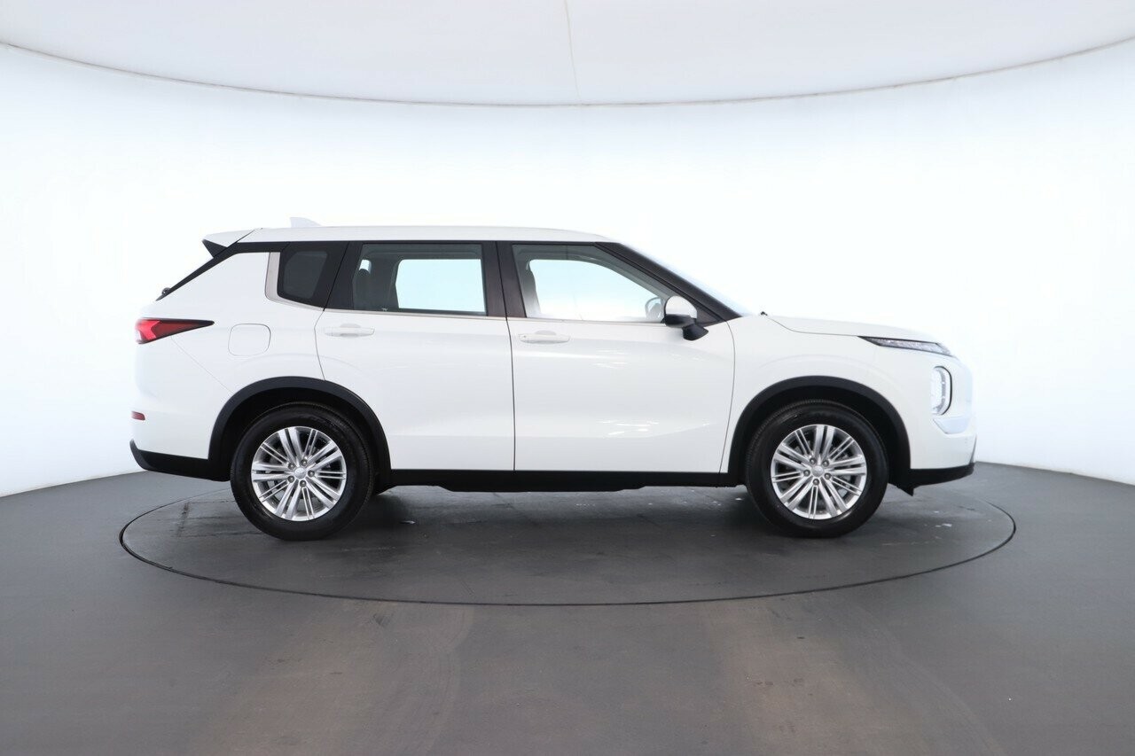 Mitsubishi Outlander image 3