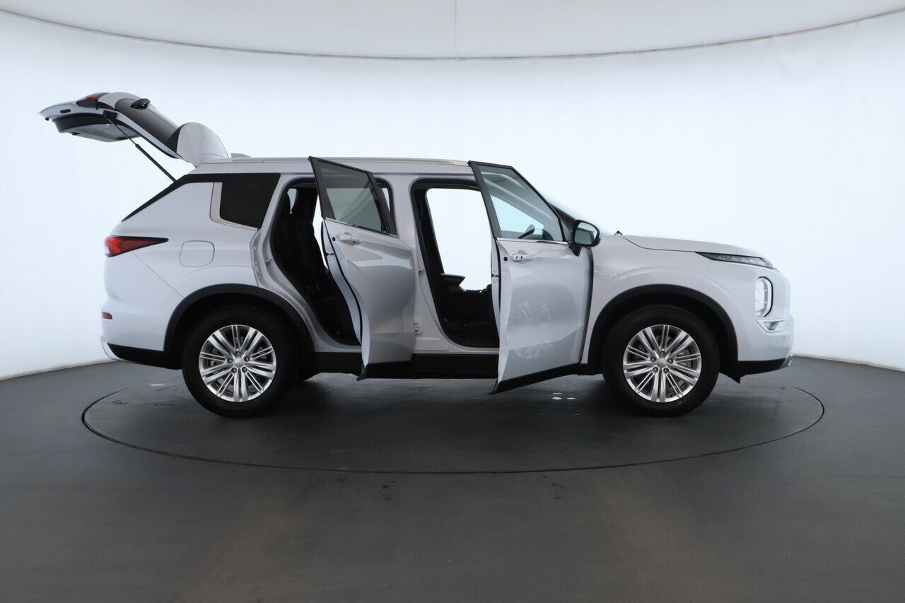 Mitsubishi Outlander image 2