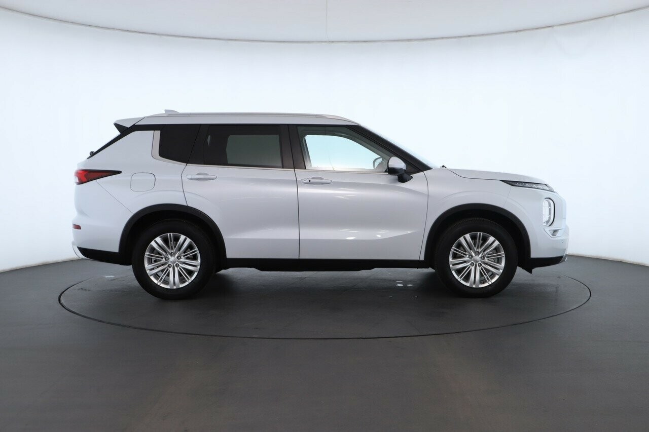 Mitsubishi Outlander image 3