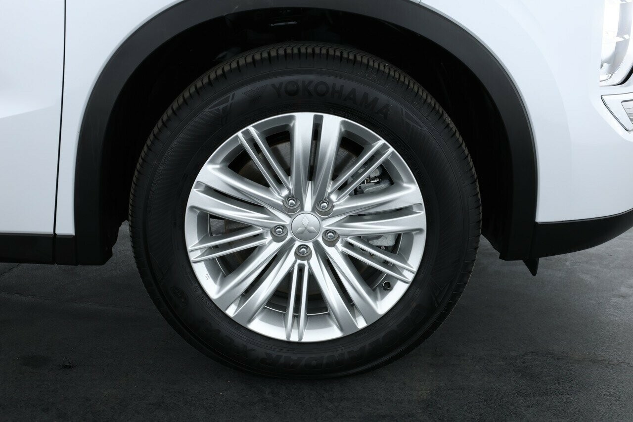 Mitsubishi Outlander image 4